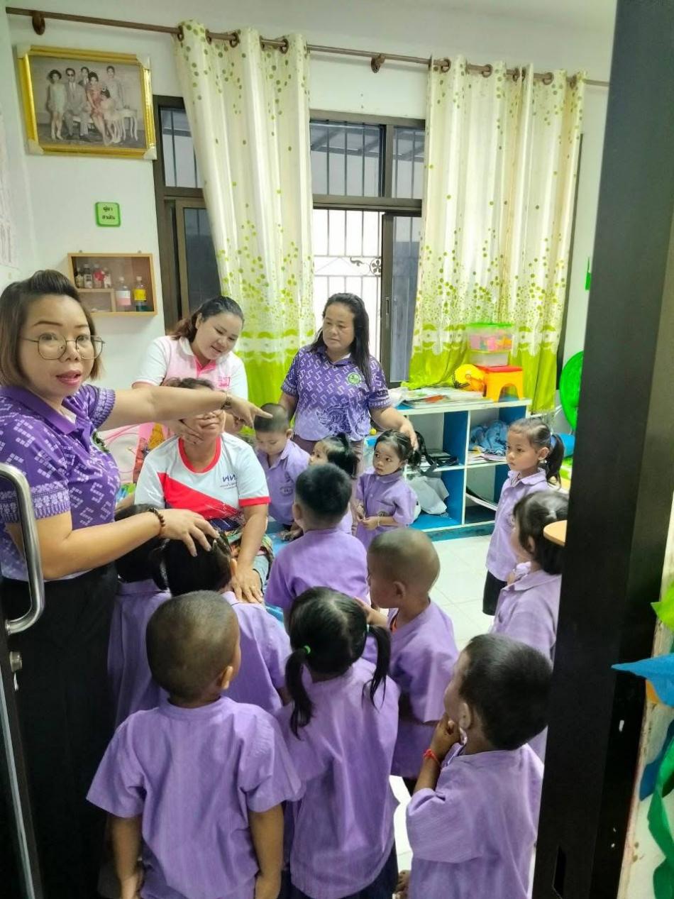 นางสาวภัทรพร  สะนาค  ได้มาให้ความรู้เด็กๆเกี่ยวกับการนวดแผนไทย เน้นการกด การบีบ การคลึง การดัด และการยืดเส้น เพื่อผ่อนคลายกล้ามเนื้อ บรรเทาอาการปวดหลัง คอ บ่า ไหล่ และปรับสมดุลธาตุในร่างกาย  